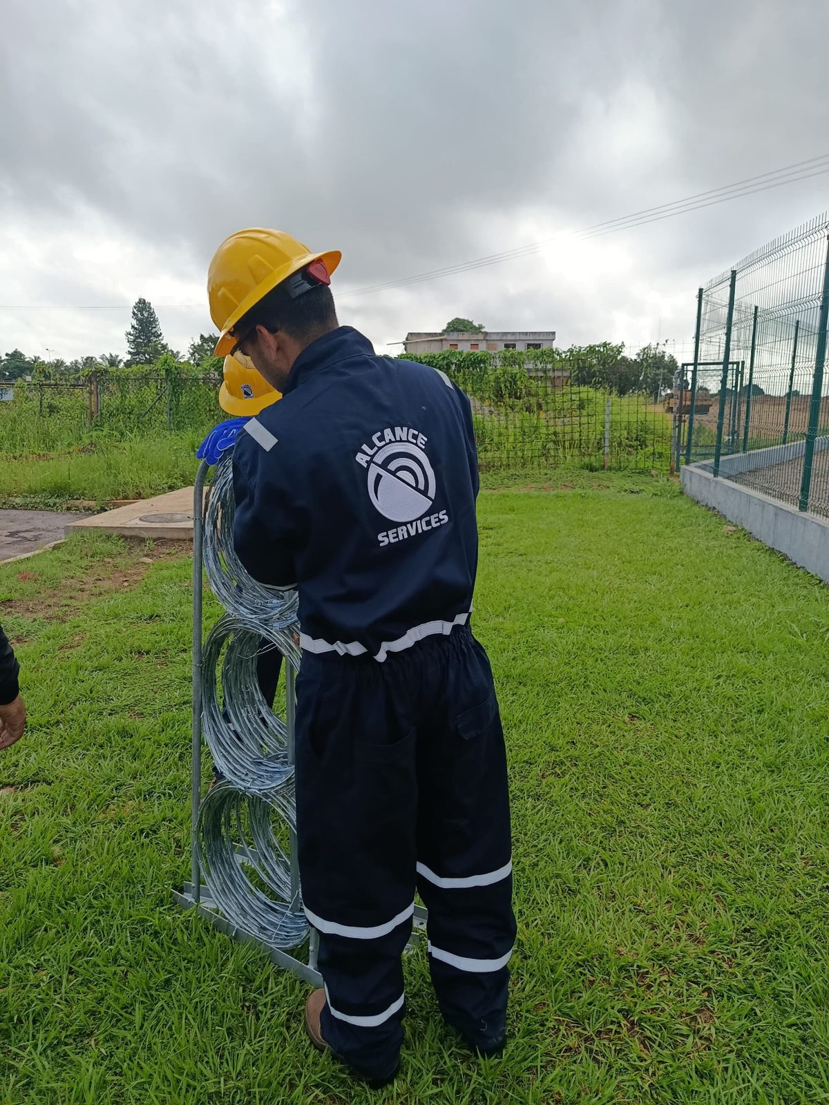 Técnico instalando concertina de alta resistencia en un perímetro industrial