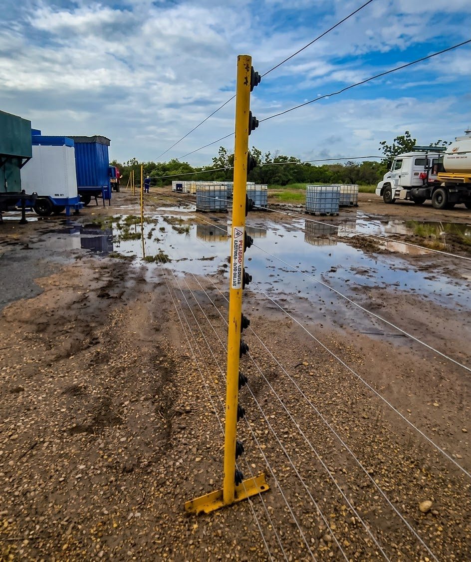 Poste de cerco eléctrico instalado en un patio industrial