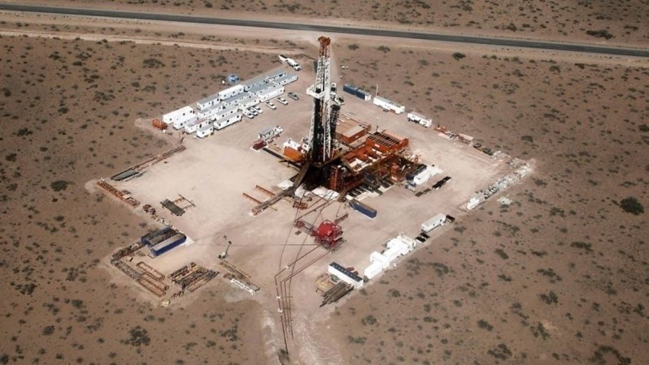 Vista aérea de un taladro petrolero en campo